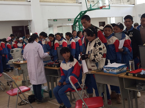 【明眸格?；ā客谙x草眼疾多 關愛索縣兒童義診進行時