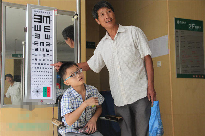 還記得他嗎？2200度近視娃免費(fèi)驗(yàn)配昂貴眼鏡！