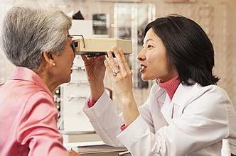 母女仨同患青光眼，家族篩查很有必要